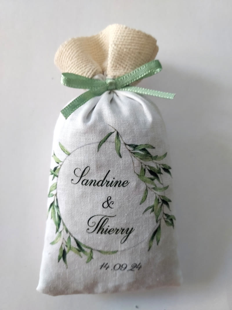 Sachet de lavande Sandrine & Thierry, couronne de feuillage vert et ruban vert sauge