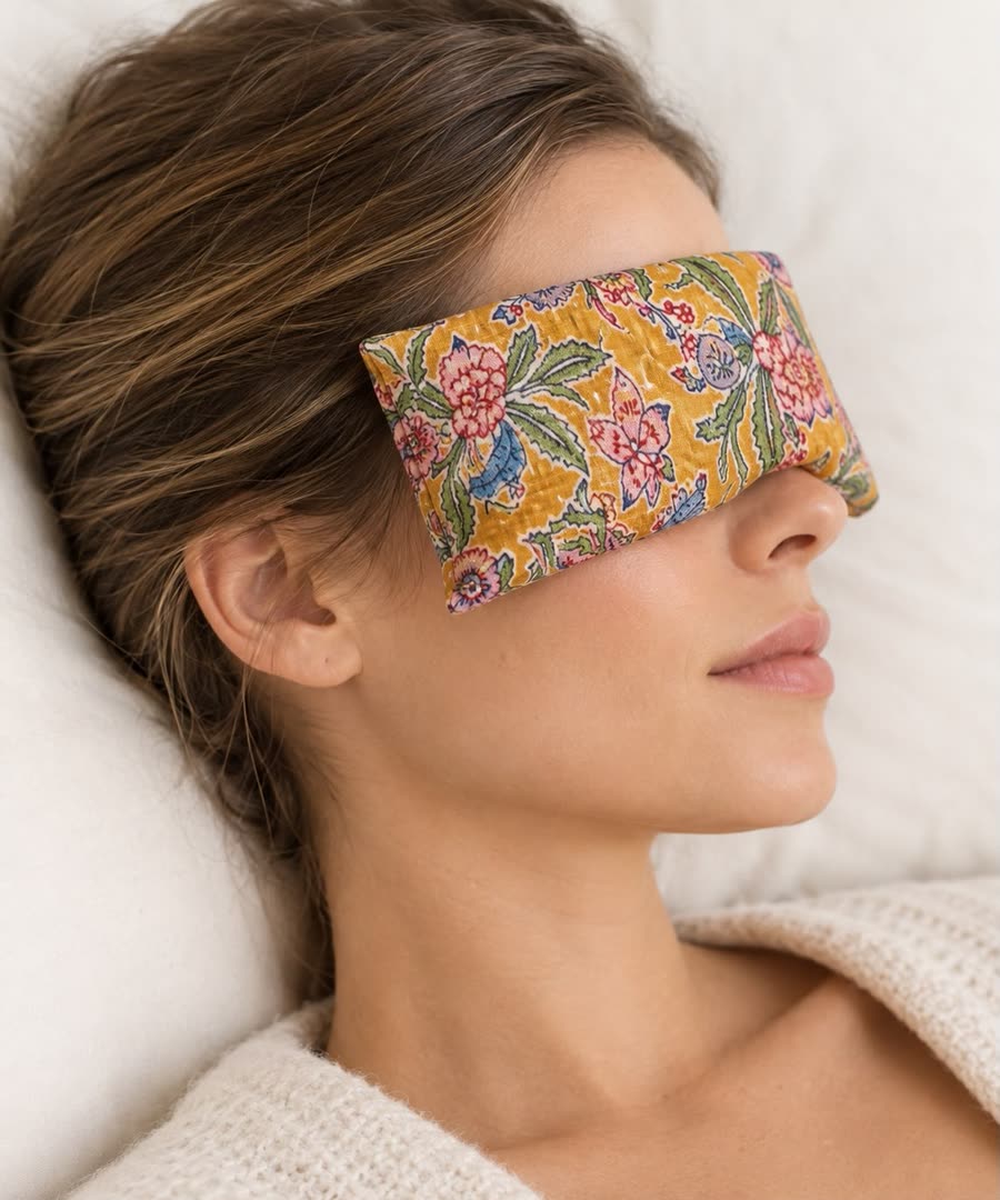 Bandeau relaxant en coton à motif floral posé sur les yeux d'une cliente allongée
