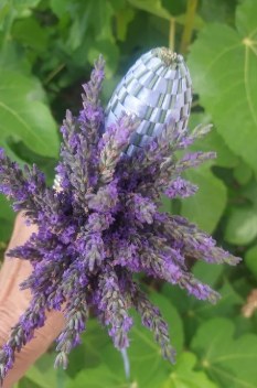 Bouquet de lavande fraîche avec un fuseau tressé