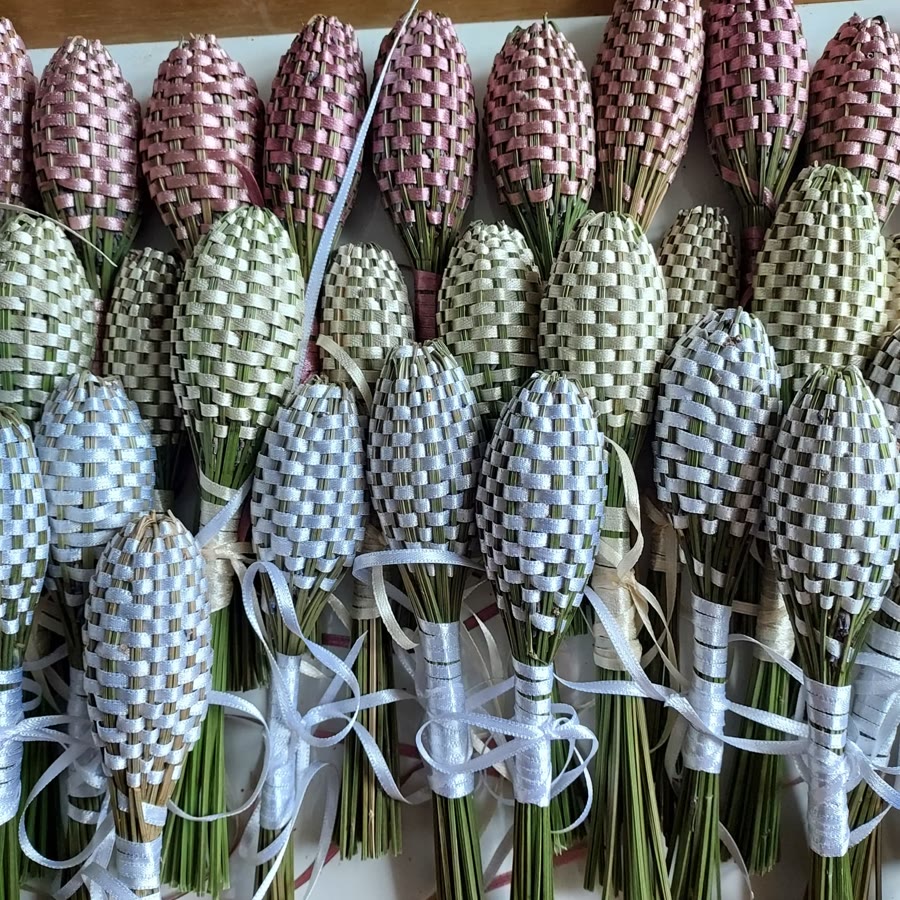Rangées de petits fuseaux de lavande tressés de satin rose poudré, écru et blanc, posés à plat