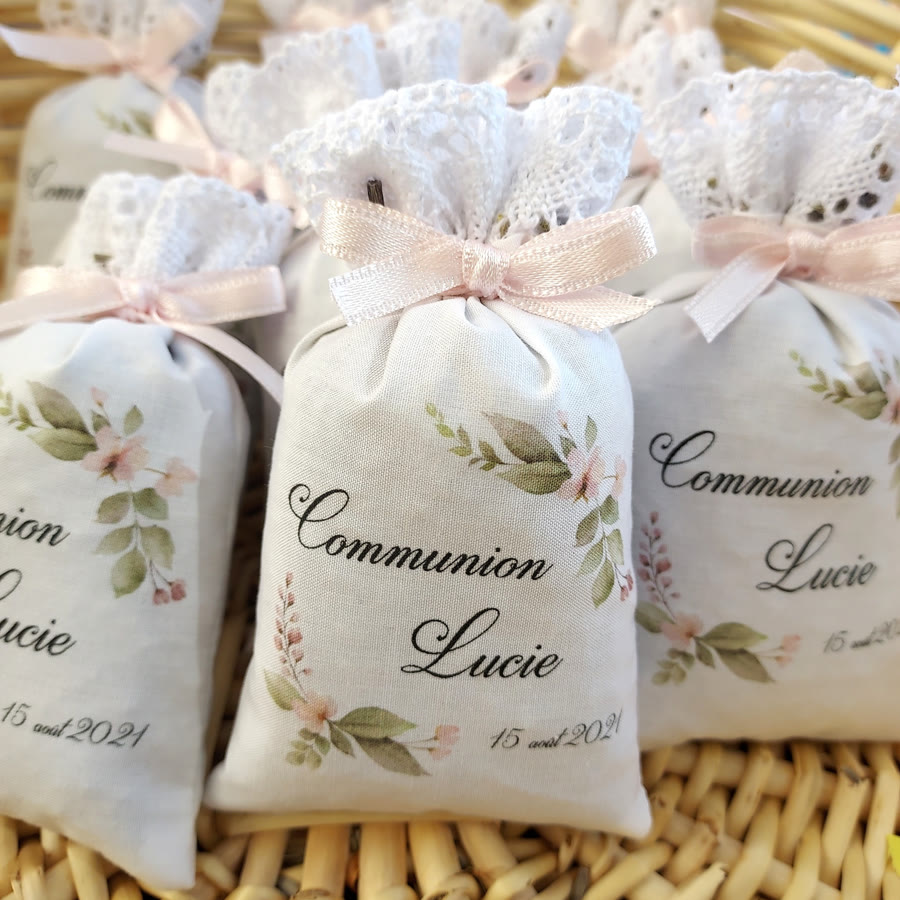 Sachets de lavande Communion Lucie, rubans rose pâle et rameaux de fleurs